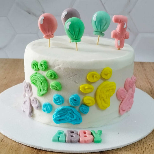 Torta huellitas y globos