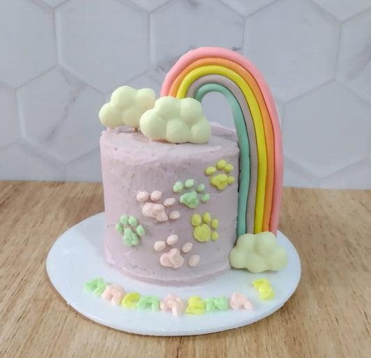 Torta arcoíris y huellas